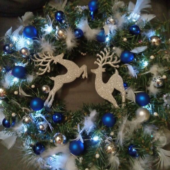 18" Blue/Silver PRELIT PREDECORATED CHRISTMAS WREATH. Fluff & Hang. - Picture 6 of 9